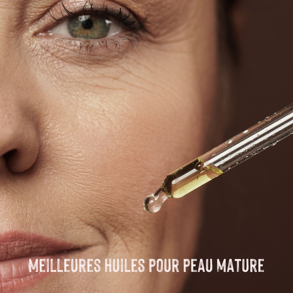 femme avec peau mature qui s'applique une huile végétale avec pipette