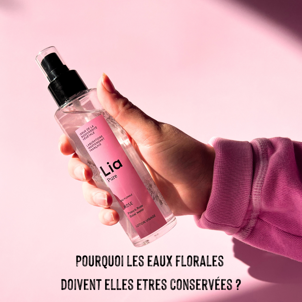 Main tenant l'eau florale de rose bio Lia cosmetique