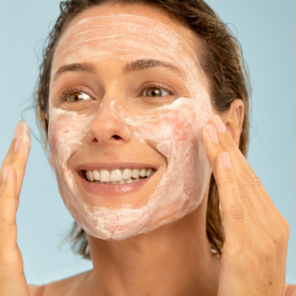 femme utilisant poudre nettoyante lia sur le visage