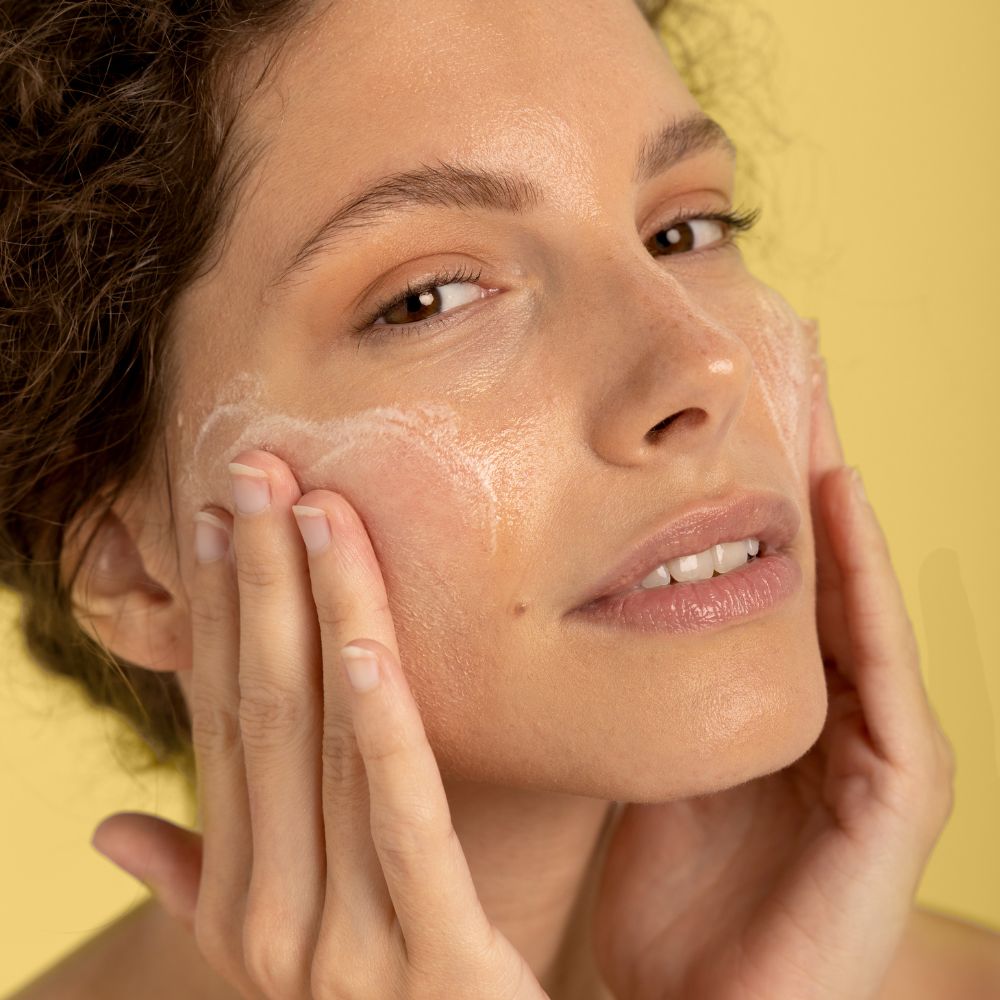Photo d'une femme avec un nettoyant doux sur le visage