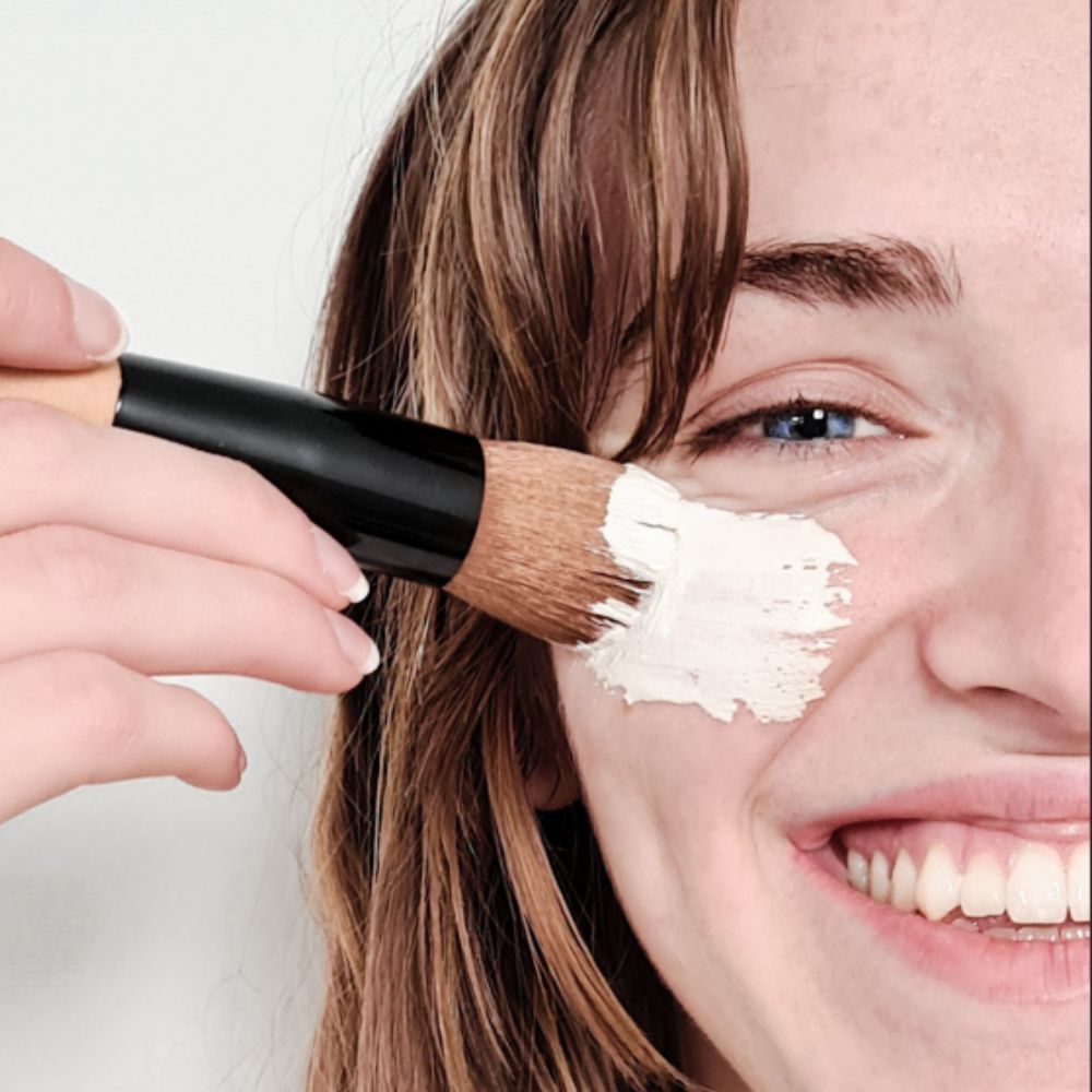 Visage femme avec un masque visage peeling