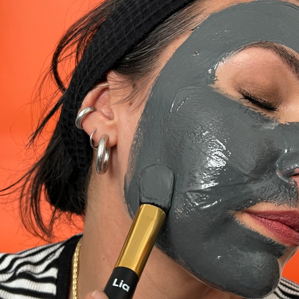 photo femme avec masque charbon sur le visage lia cosmetiques