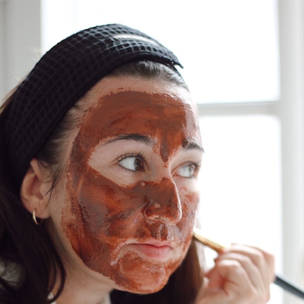 femme avec le masque au miel sur le visage