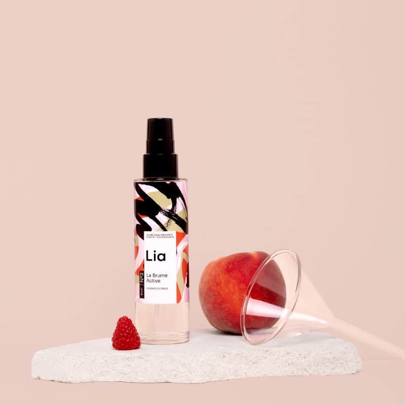 photo du flacon de la brume active Eclat Lia avec des fruits AHA
