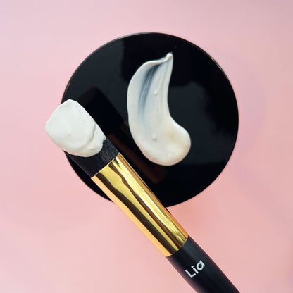 photo présentant un pinceau développé pour faciliter la pose du masque visage à l&