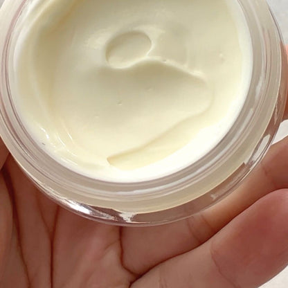 photo de la texture de la crème sans parfumpeau sèche et sensible Lia